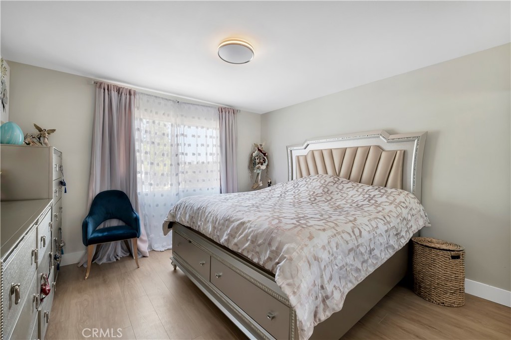 https://media.crmls.org/medias/c6e29235-c015-49ca-aa81-1cc26533d8b8.jpg?preset=X-Large