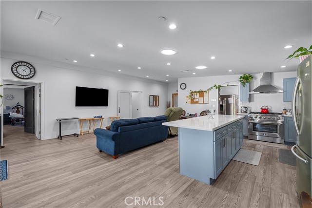Detail Gallery Image 12 of 44 For 9600 Amboy Ave, Pacoima,  CA 91331 - 7 Beds | 6 Baths
