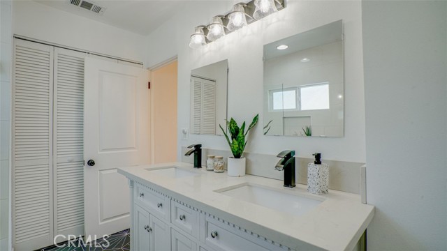 231 W Cedar Avenue, Burbank CA: https://media.crmls.org/medias/c6e4c4ce-3544-4a5f-8066-f5de49fd53cd.jpg