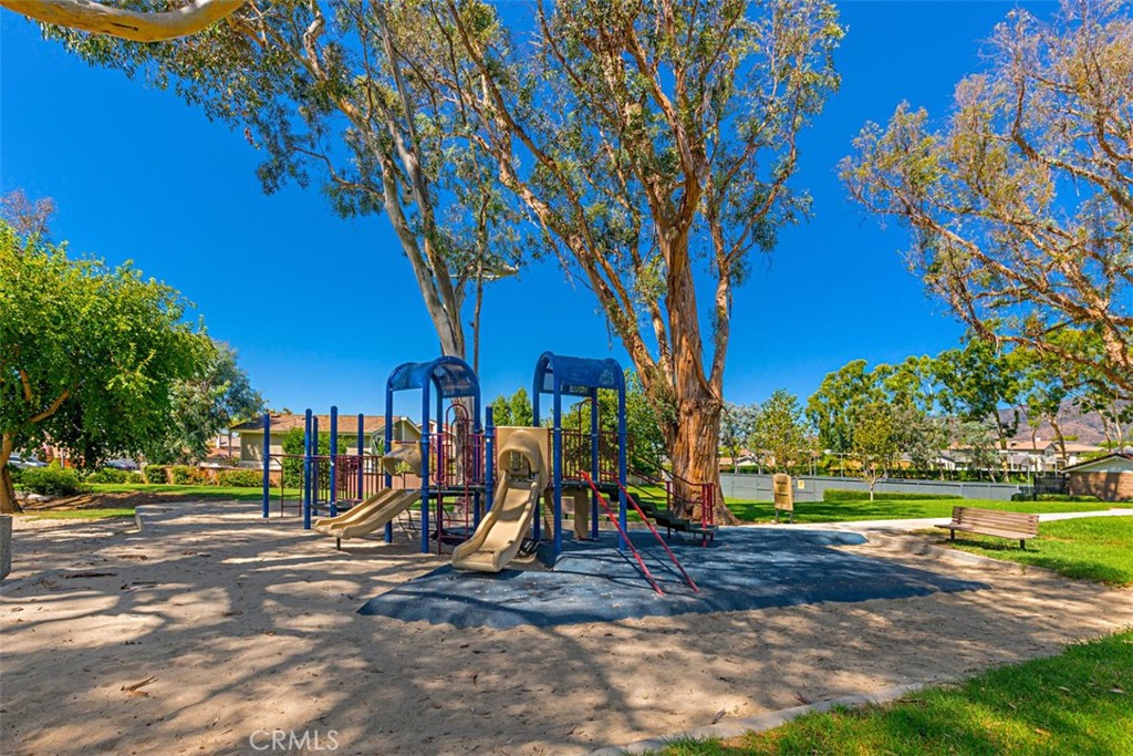 https://media.crmls.org/medias/c6e543a6-664f-46b8-93e7-f7d9b6b03e00.jpg?preset=X-Large