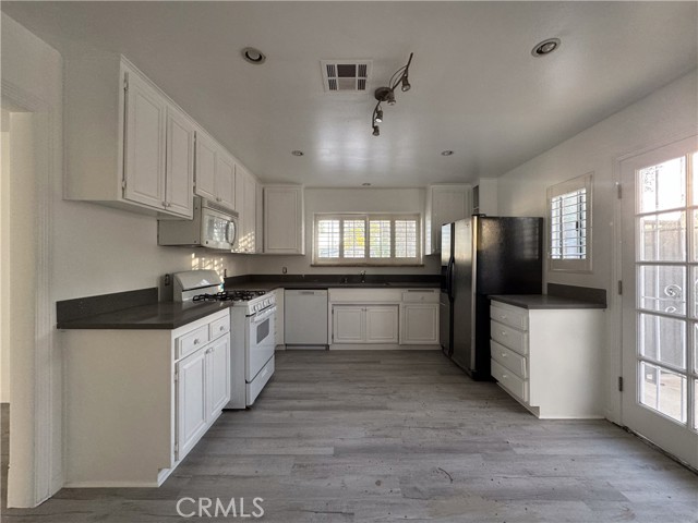 Detail Gallery Image 3 of 22 For 19351 Strathern, Reseda,  CA 91335 - 4 Beds | 2 Baths