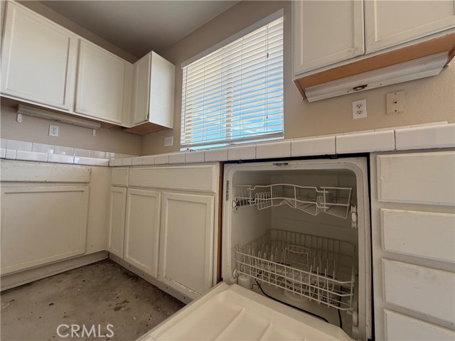 Detail Gallery Image 14 of 50 For 14577 Crossing, Victorville,  CA 92394 - 3 Beds | 2/1 Baths