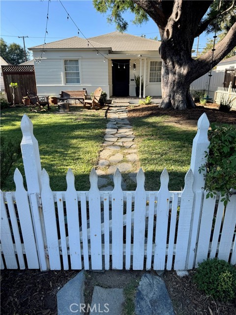 Detail Gallery Image 3 of 68 For 621 E 20th St, Santa Ana,  CA 92706 - 3 Beds | 2 Baths