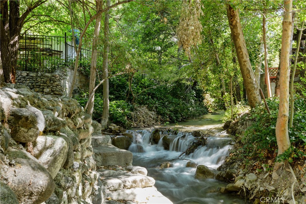 https://media.crmls.org/medias/c6f14157-6641-4d69-8853-ded777b2ab8c.jpg?preset=X-Large