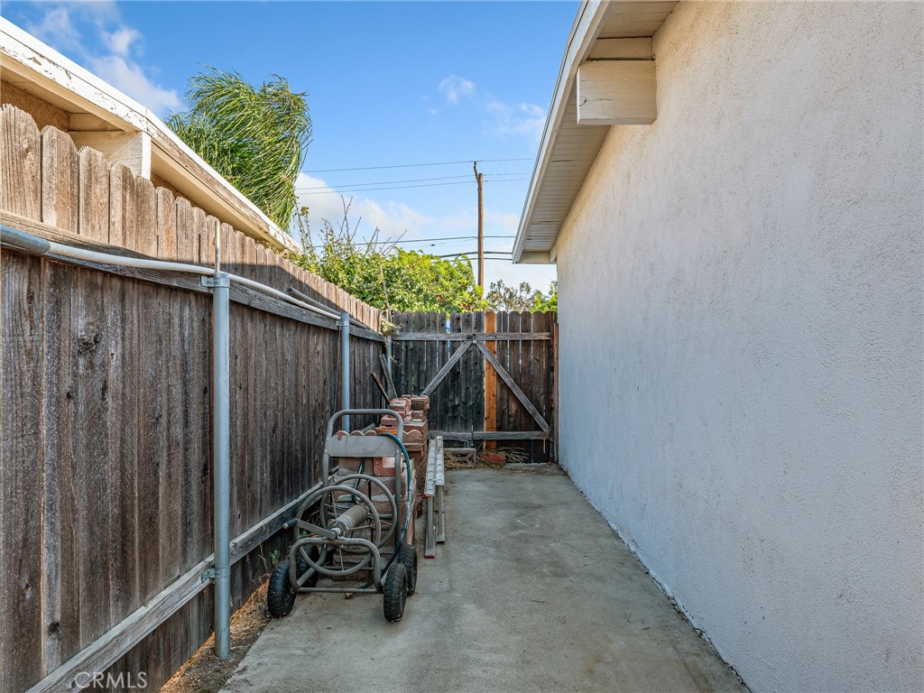 https://media.crmls.org/medias/c6f66242-9bde-42e5-8005-266b8407e18a.jpg?preset=X-Large