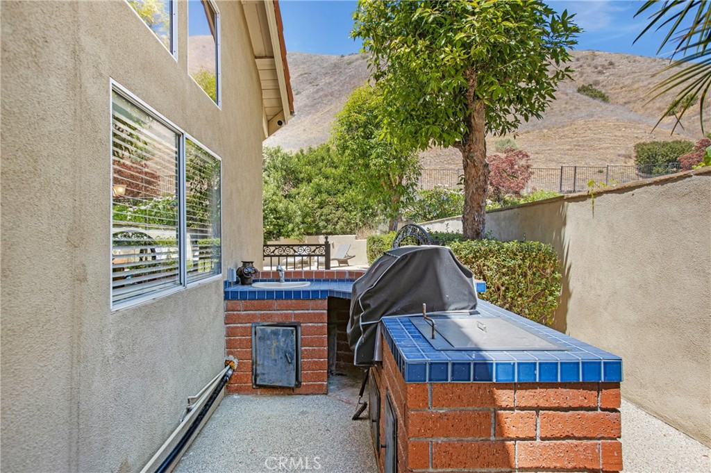 https://media.crmls.org/medias/c6f6f405-c960-45a3-b9b7-0aa748d647f0.jpg?preset=X-Large