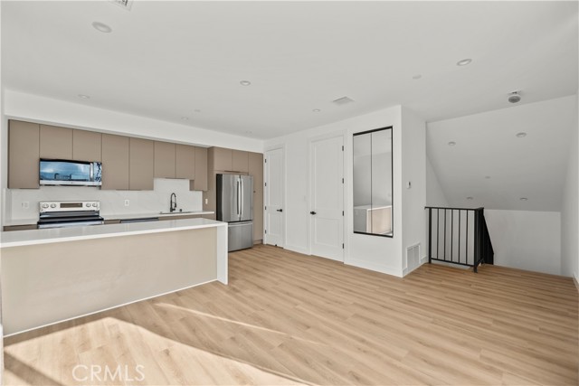 Detail Gallery Image 3 of 9 For 6605 Troost, North Hollywood,  CA 91606 - 2 Beds | 2/1 Baths