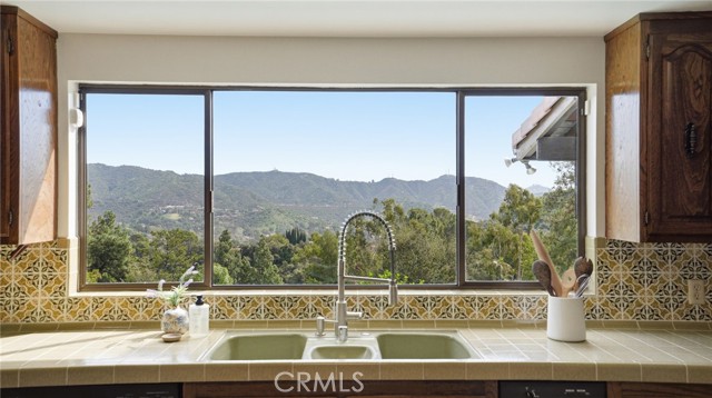 Detail Gallery Image 12 of 47 For 1340 Daily Circle, Glendale,  CA 91208 - 4 Beds | 3 Baths