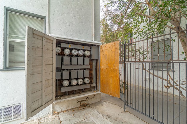 1924 Cedar Avenue, Long Beach CA: https://media.crmls.org/medias/c6fc8c8b-a9ed-4dd1-9d7e-49034a31353d.jpg