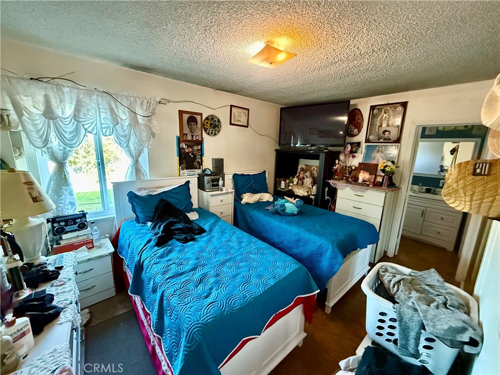https://media.crmls.org/medias/c701e37b-9a06-43d7-80df-c0e642112bb7.jpg?preset=X-Large