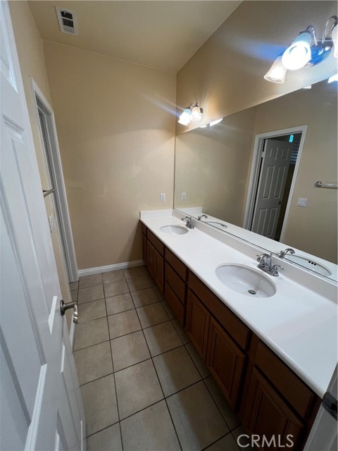 7090 Cottage Grove Drive, Eastvale CA: https://media.crmls.org/medias/c7023661-8c4f-4910-b859-6e48da25c244.jpg