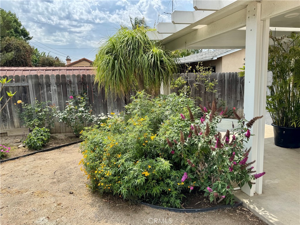 https://media.crmls.org/medias/c705a32e-e143-4494-8a67-45cf12b0df4c.jpg?preset=X-Large