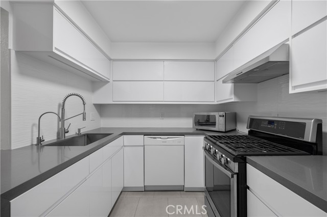 Detail Gallery Image 10 of 25 For 14960 Victory Bld #102,  Van Nuys,  CA 91411 - 2 Beds | 2 Baths