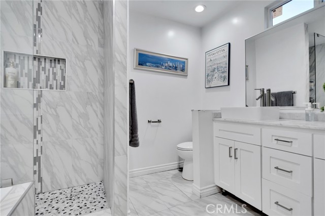 5340 S Harcourt Avenue, Los Angeles CA: https://media.crmls.org/medias/c705f2f6-b028-463e-9db3-88ec0de166ea.jpg