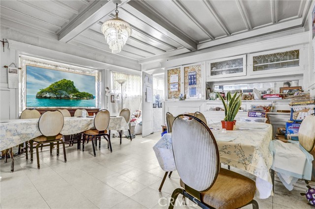 1470 W Adams Boulevard, Los Angeles CA: https://media.crmls.org/medias/c70941d2-d11c-4b4a-a454-481ac49e148a.jpg