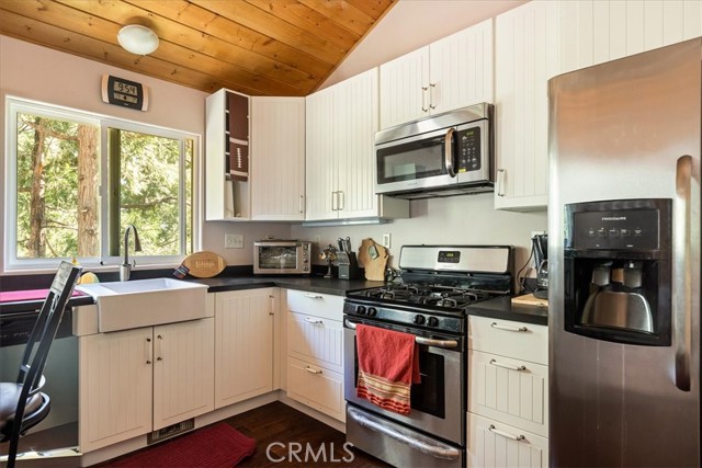 Detail Gallery Image 8 of 25 For 1053 Lausanne Dr, Crestline,  CA 92325 - 3 Beds | 2/1 Baths