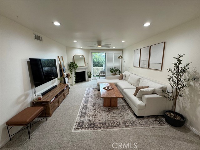 Detail Gallery Image 3 of 23 For 14315 Riverside Dr #207,  Sherman Oaks,  CA 91423 - 2 Beds | 2 Baths