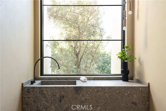 Detail Gallery Image 25 of 36 For 23340 Collins, Woodland Hills,  CA 91367 - 4 Beds | 4/1 Baths