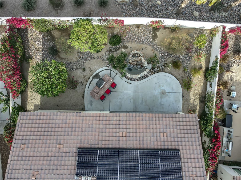 https://media.crmls.org/medias/c7124ef2-c9bf-4484-a4c0-9df146d90d0c.jpg?preset=X-Large