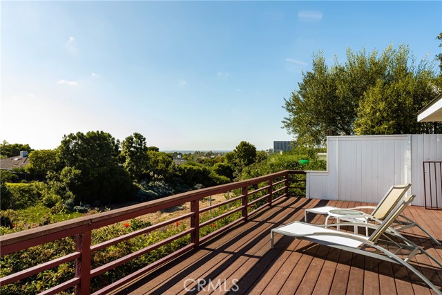 2815 Blue Water Drive, Corona del Mar CA: https://media.crmls.org/medias/c712c0f0-2c13-40e1-ae70-75bc6a903f6c.jpg
