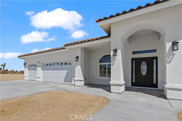 6374 Cayucos Drive, Phelan CA: https://media.crmls.org/medias/c720dbec-69d3-4cd9-9fb0-28134ae825ce.jpg