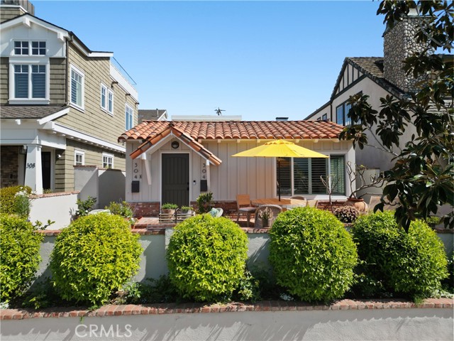 304 Larkspur Avenue, Corona del Mar CA: https://media.crmls.org/medias/c722e912-d6b2-466c-864e-be543f799b3b.jpg