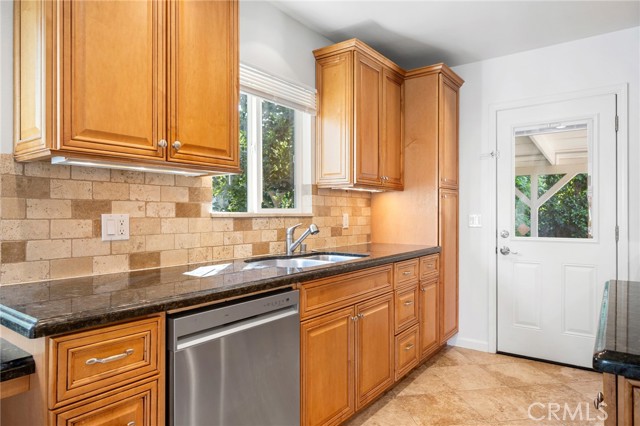 Detail Gallery Image 12 of 31 For 16814 Hartland, Lake Balboa,  CA 91406 - 3 Beds | 2 Baths