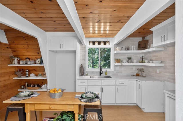 Detail Gallery Image 17 of 49 For 26980 Everest, Lake Arrowhead,  CA 92317 - 2 Beds | 2 Baths