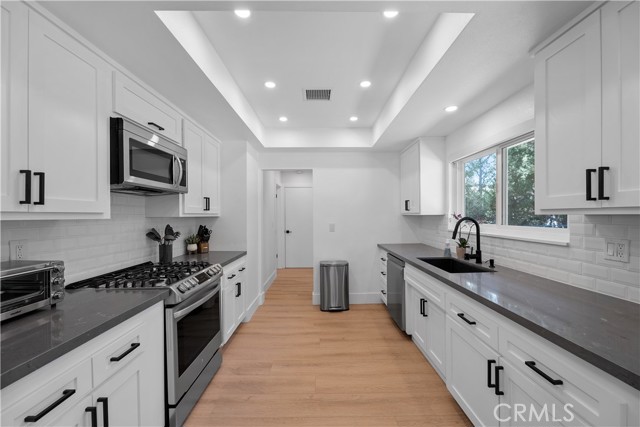 4240 Kingfisher Road, Calabasas CA: https://media.crmls.org/medias/c7287853-30cc-434d-8a96-76144c71a5df.jpg