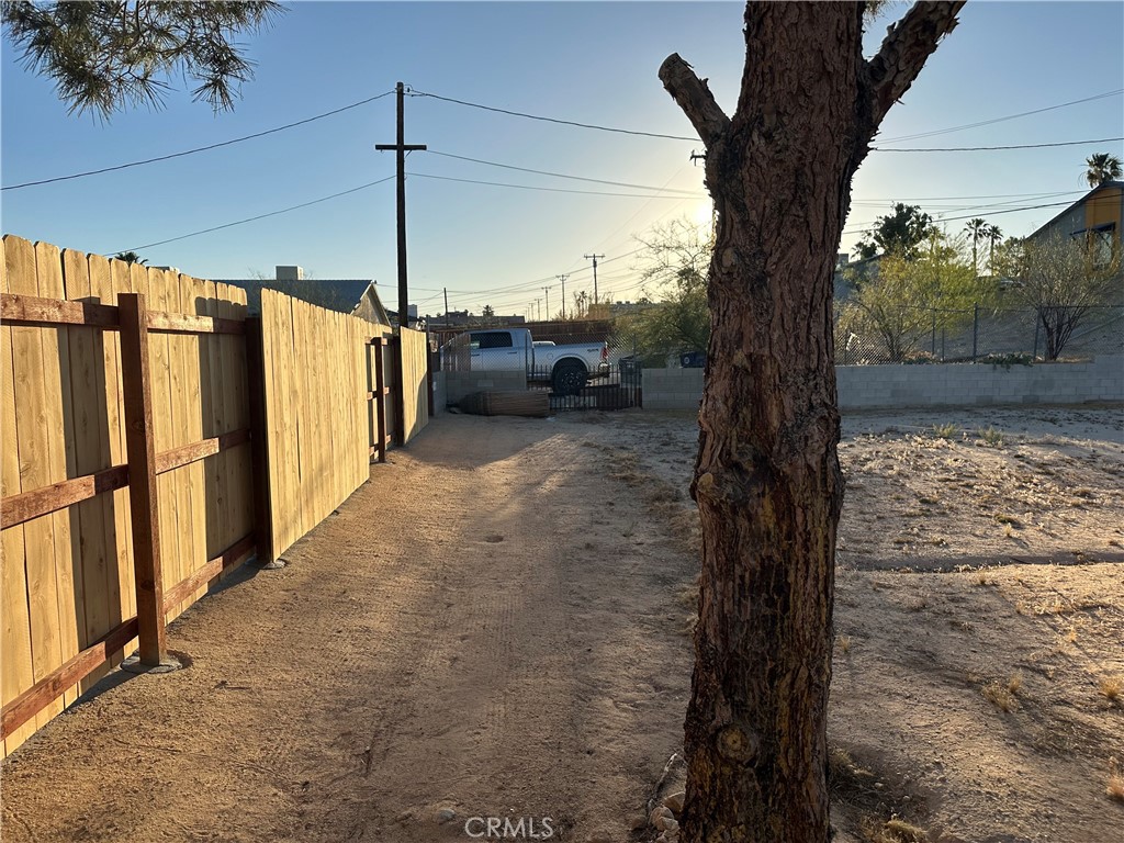 https://media.crmls.org/medias/c728b420-0dfa-417d-9717-17c3b94caeca.jpg?preset=X-Large