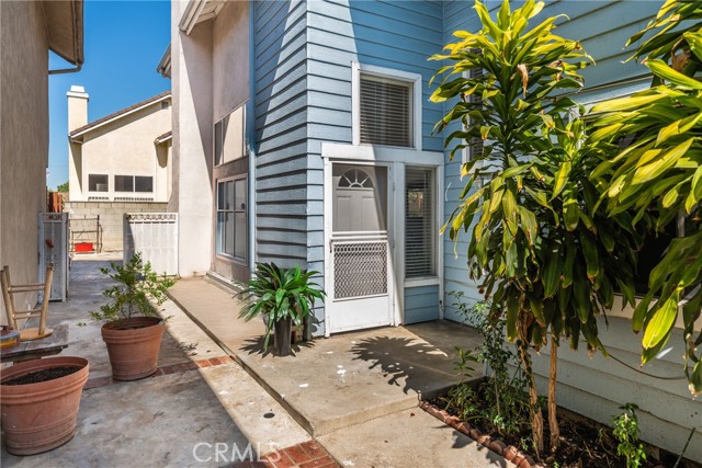 Detail Gallery Image 3 of 30 For 6043 Miles Ave, Huntington Park,  CA 90255 - 4 Beds | 3 Baths