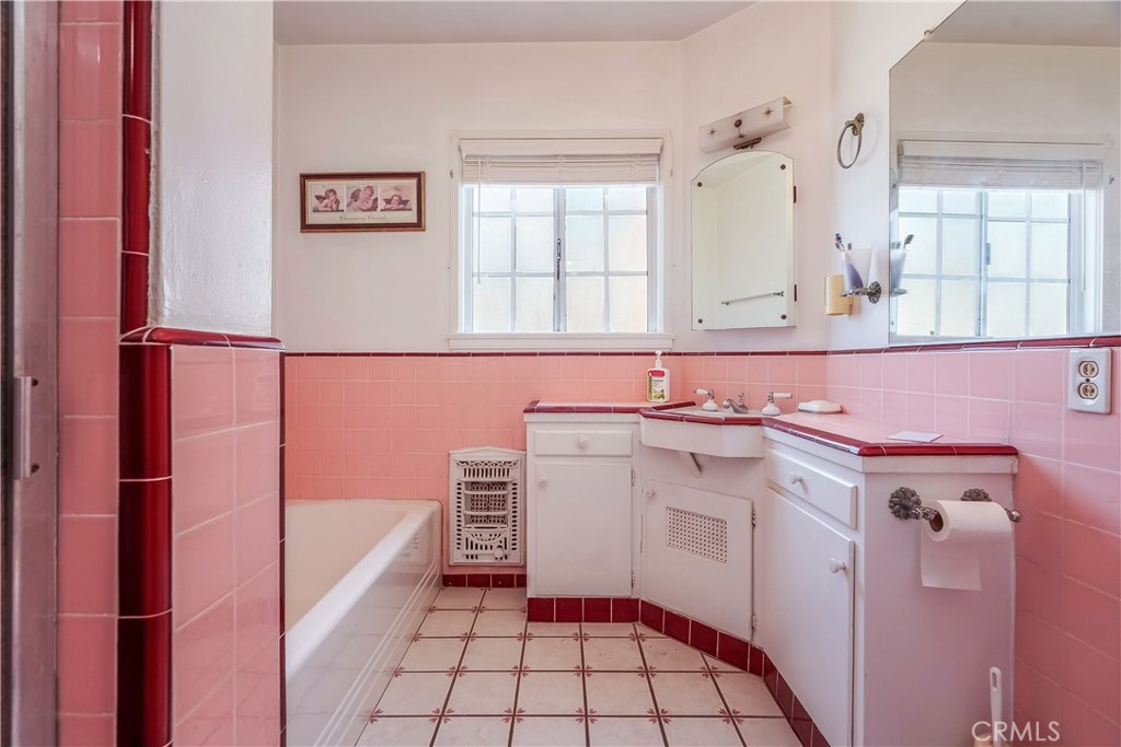 https://media.crmls.org/medias/c72b9fc5-8d17-403e-9b06-12bc71a4ca05.jpg?preset=X-Large