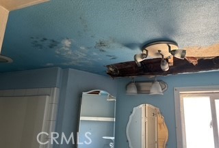 https://media.crmls.org/medias/c72cee5f-5eb8-40e0-abeb-f0838e100666.jpg?preset=X-Large