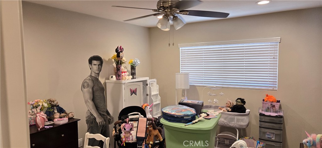 https://media.crmls.org/medias/c72d68ae-bddf-4d63-8448-729d2ee0a61b.jpg?preset=X-Large