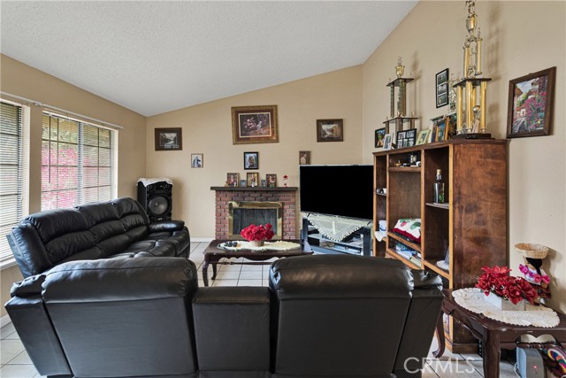 5834 Norman Way, Riverside CA: https://media.crmls.org/medias/c72dff46-a41d-45d6-833e-08384bd1d17e.jpg