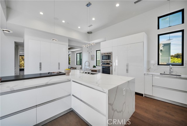 332 Avenue E, Redondo Beach, California 90277, 5 Bedrooms Bedrooms, ,6 BathroomsBathrooms,Residential,For Sale,Avenue E,SB26070979