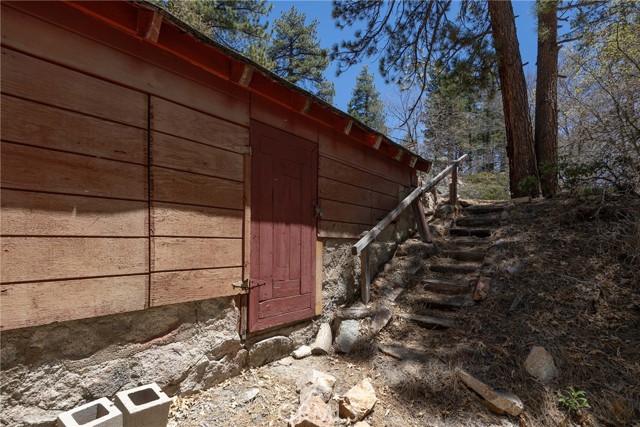 352 Big Bear Trail, Fawnskin CA: https://media.crmls.org/medias/c734904d-50fa-499e-bd7f-630eafc3fefa.jpg