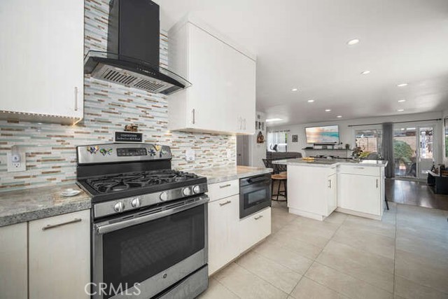 815 Marvista S Avenue, Seal Beach CA: https://media.crmls.org/medias/c734f072-d95d-4d6a-9970-9b982da1b184.jpg