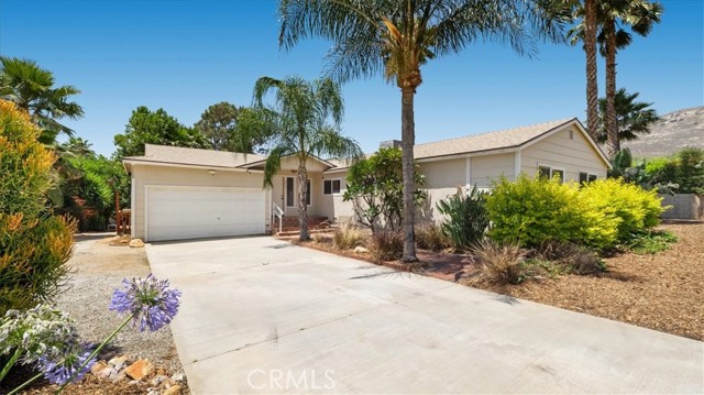Detail Gallery Image 2 of 27 For 7070 Karen Ln, Jurupa Valley,  CA 92509 - 4 Beds | 2 Baths