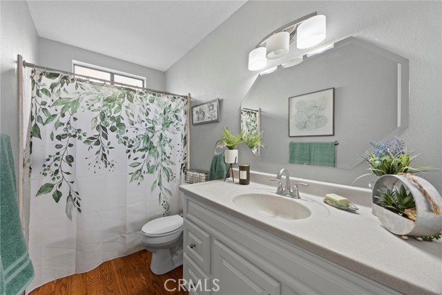 5904 Medio Luna Avenue, Bakersfield CA: https://media.crmls.org/medias/c7395d43-ecbe-442f-9b81-076064314b86.jpg