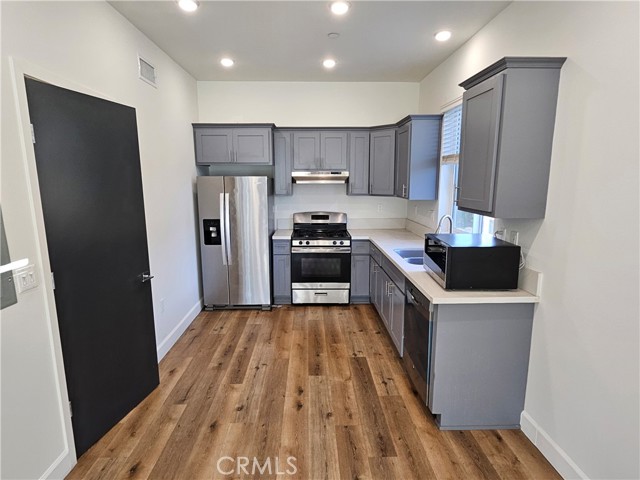 Detail Gallery Image 2 of 11 For 14550 Burbank, Sherman Oaks,  CA 91411 - – Beds | – Baths