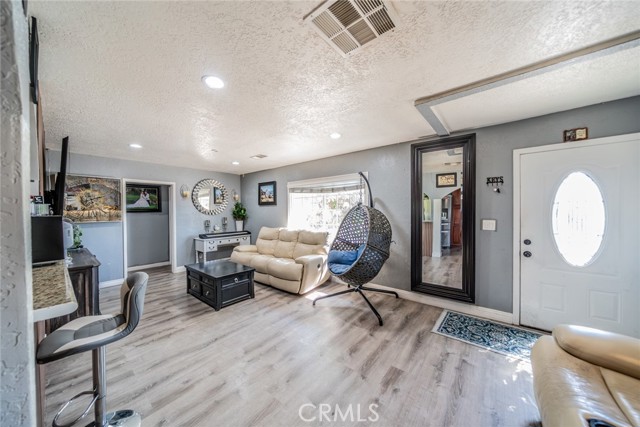 Detail Gallery Image 5 of 24 For 14828 Ivy, Fontana,  CA 92335 - 4 Beds | 2 Baths