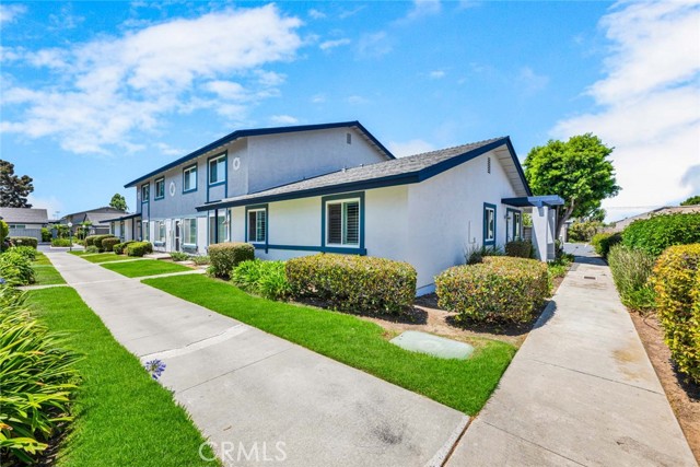 4736 Cielo Drive, Huntington Beach CA: https://media.crmls.org/medias/c74c0c33-b91c-4f5e-a2b1-29d775fd48f8.jpg