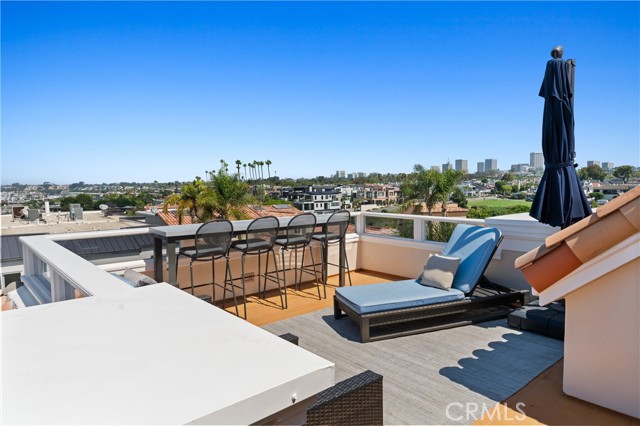 302 Carnation Avenue, Corona del Mar CA: https://media.crmls.org/medias/c74c5676-d102-409d-901c-652f929fca4c.jpg