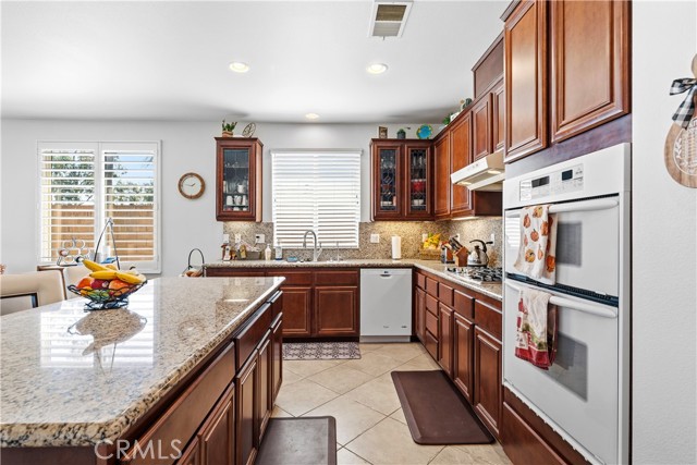 Detail Gallery Image 8 of 64 For 520 Olazabal, Hemet,  CA 92545 - 3 Beds | 3 Baths