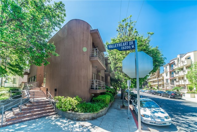 Detail Gallery Image 29 of 33 For 13236 Valleyheart #102,  Studio City,  CA 91604 - 2 Beds | 3 Baths