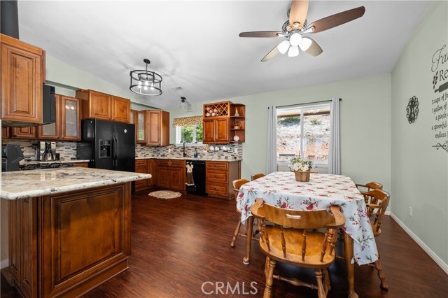 7525 Starlight Way, Julian CA: https://media.crmls.org/medias/c752ed3b-4c65-4ce4-b465-77f225d30b61.jpg
