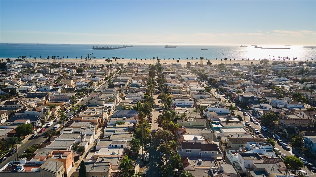 https://media.crmls.org/medias/c755863c-d6a2-474a-b74f-0dbce62f936e.jpg?preset=X-Large