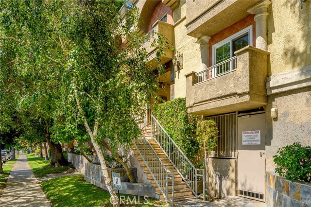 Detail Gallery Image 3 of 20 For 7045 Woodley Ave #212,  Van Nuys,  CA 91406 - 2 Beds | 2 Baths