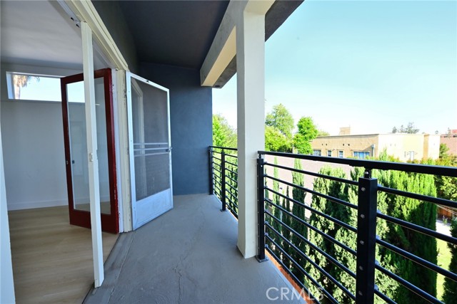 425 N Raymond Avenue, Pasadena CA: https://media.crmls.org/medias/c7582006-baa3-4675-aa89-9007d539ca0b.jpg